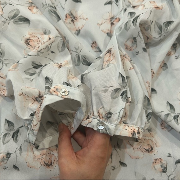 NWT Skies Are Blue - Jacquelin Pin Tuck Detail Floral Rose Blouse Light Grey XXL - Picture 7 of 13